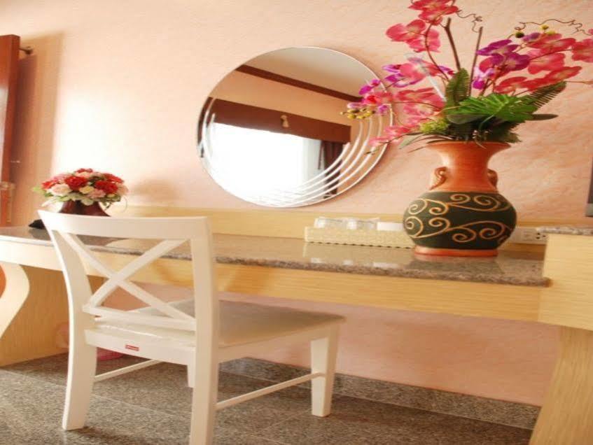 Martina Hotel Surin Bagian luar foto